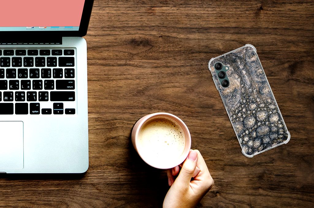 Samsung Galaxy A14 5G/4G Case Anti-shock Krokodillenprint met laptop en koffie op houten tafel.