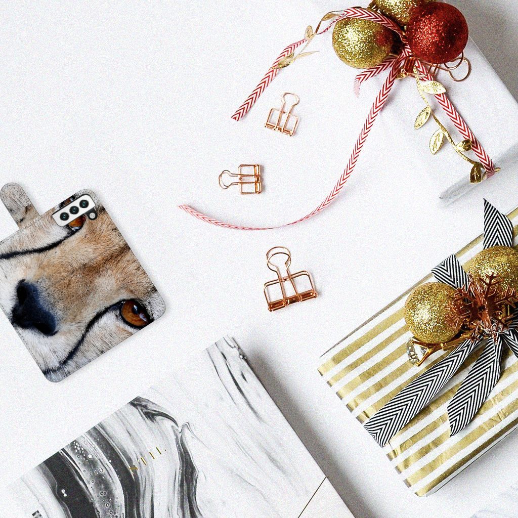 Samsung Galaxy S22 Telefoonhoesje met Pasjes Cheetah op tafel met kerstdecoraties en cadeaus.