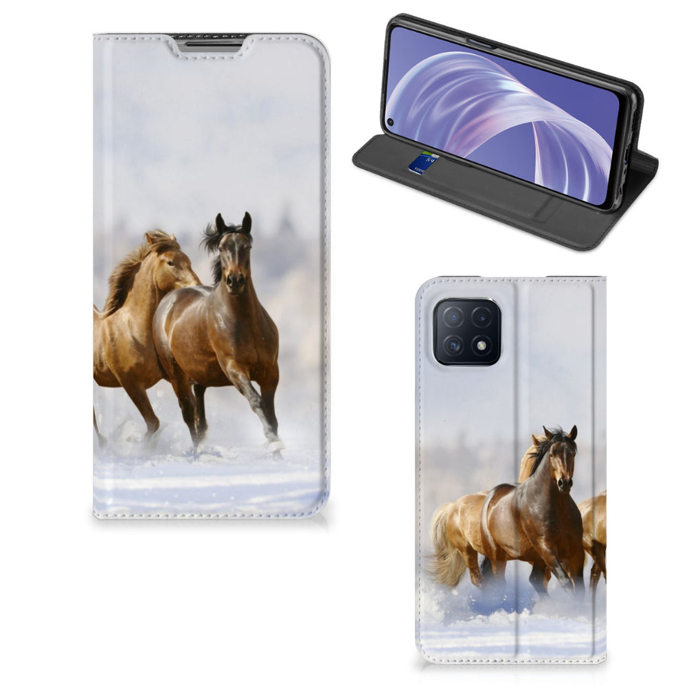 OPPO A73 5G Hoesje maken Paarden met afbeelding van rennende paarden op een sneeuwlandschap.