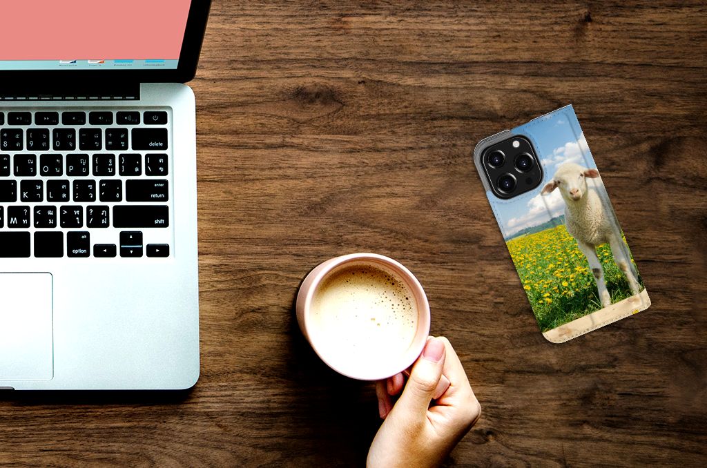 iPhone 13 Pro Hoesje maken Schaap en Lammetje op een bureau met laptop en koffie. 🐑