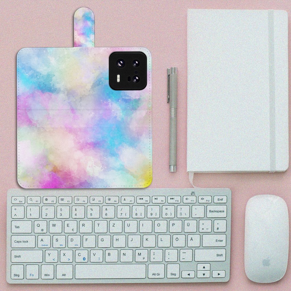 Hoesje Xiaomi 13 Pro Watercolor Light met pastelkleuren, gelegen naast toetsenbord en notitieboek.