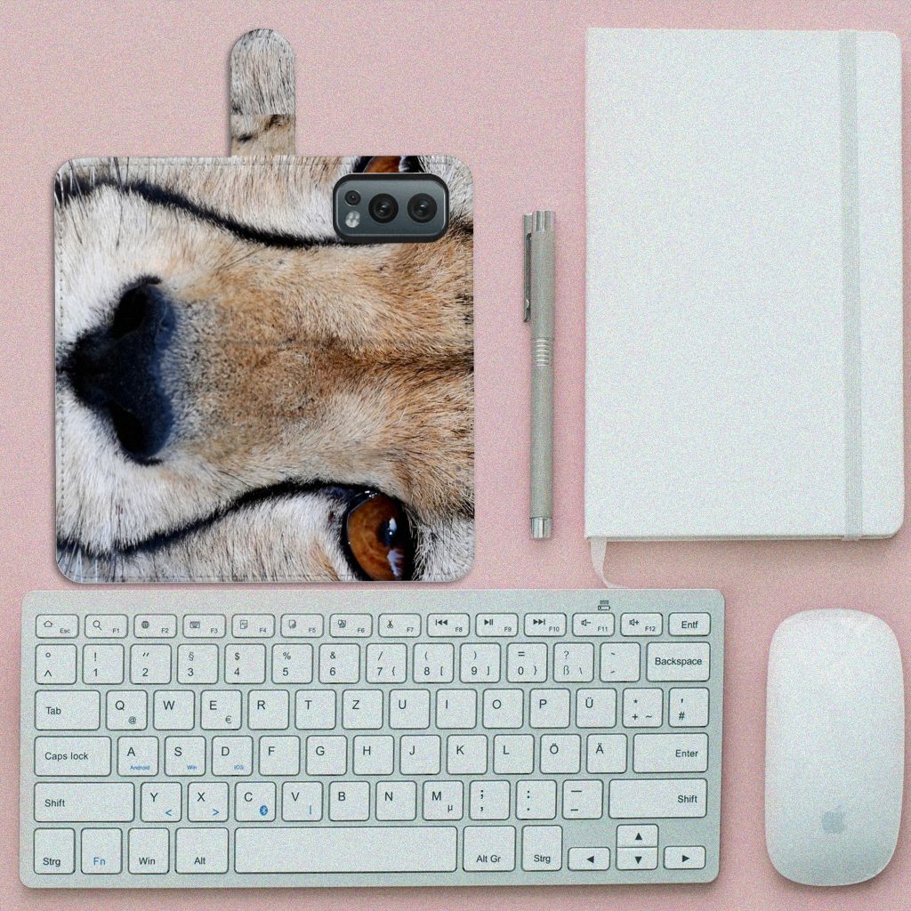 OnePlus Nord 2 5G Telefoonhoesje met Pasjes Cheetah op een bureau met toetsenbord en notitieboek.