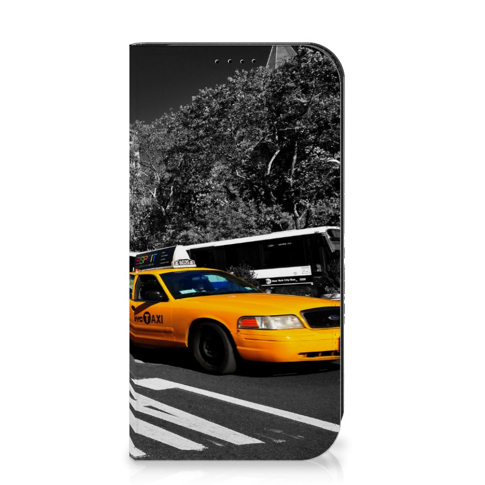 iPhone 15 Pro Book Cover New York Taxi met een klassieke gele taxi op de voorkant van de hoes.