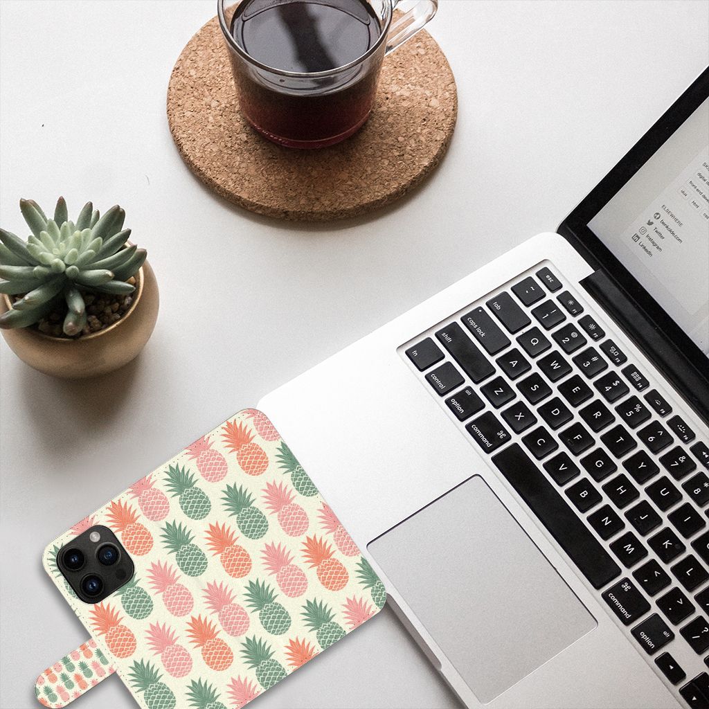 iPhone 15 Pro Book Cover Ananas met kleurrijke ananassen boven een laptop en een kopje thee ☕