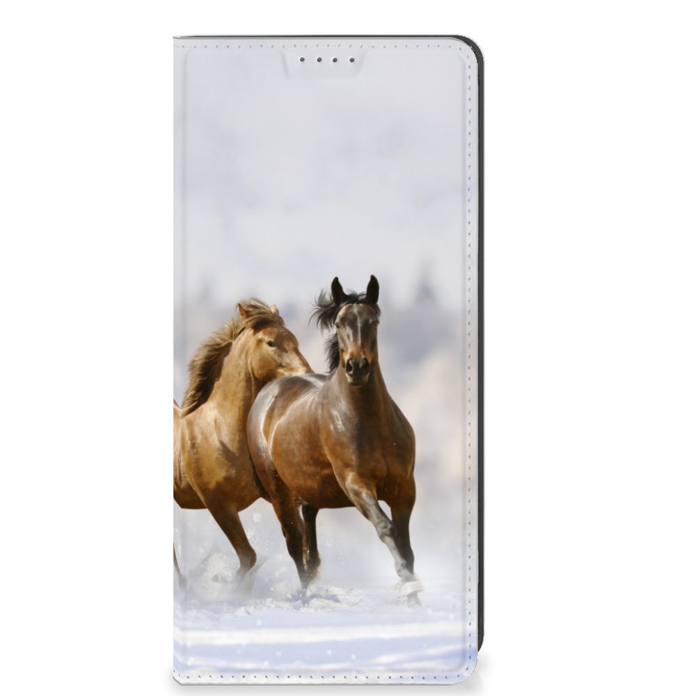 OPPO A78 | A58 5G Hoesje maken Paarden met een afbeelding van rennende paarden in het winterse landschap.