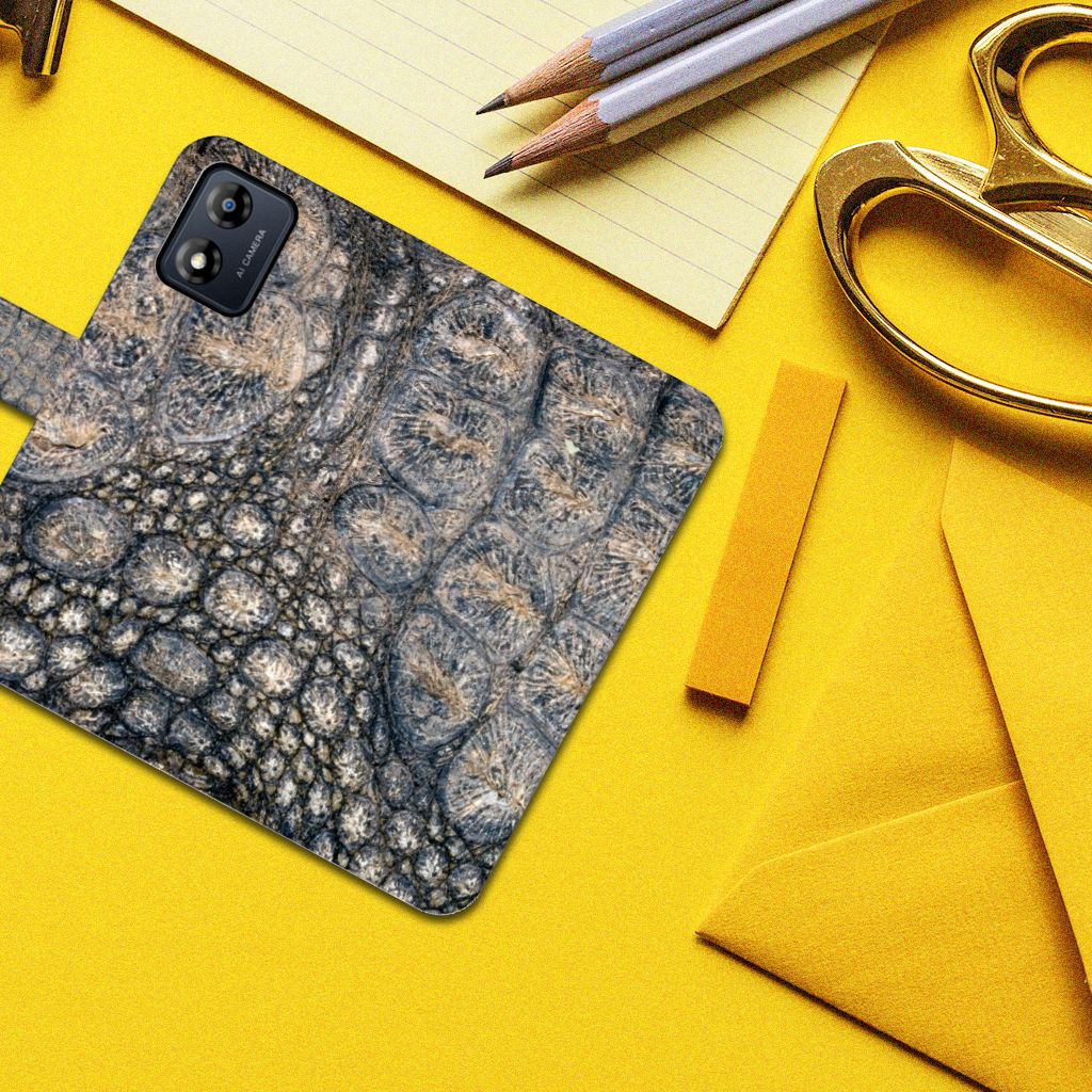Motorola Moto E13 4G Telefoonhoesje met Pasjes Krokodillenprint