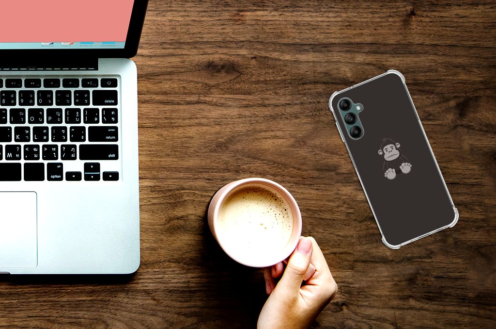 Samsung Galaxy A14 5G/4G Stevig Bumper Hoesje Gorilla op een bureau met laptop en koffie.