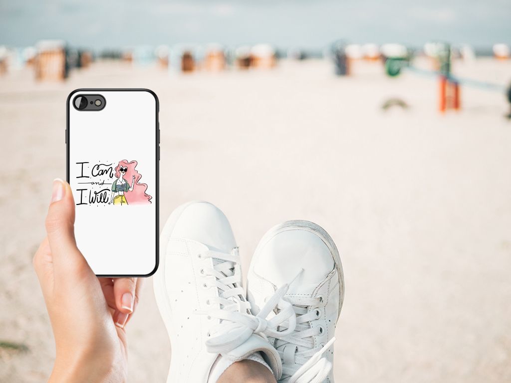 iPhone SE 2022 | SE 2020 | 7/8 Hoesje i Can met ontwerp, vastgehouden op strand met sneakers.