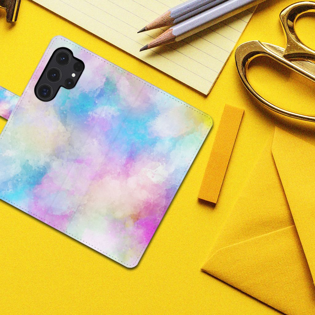 Hoesje Samsung Galaxy S24 Ultra Watercolor Light met pasteltinten op een gele achtergrond.