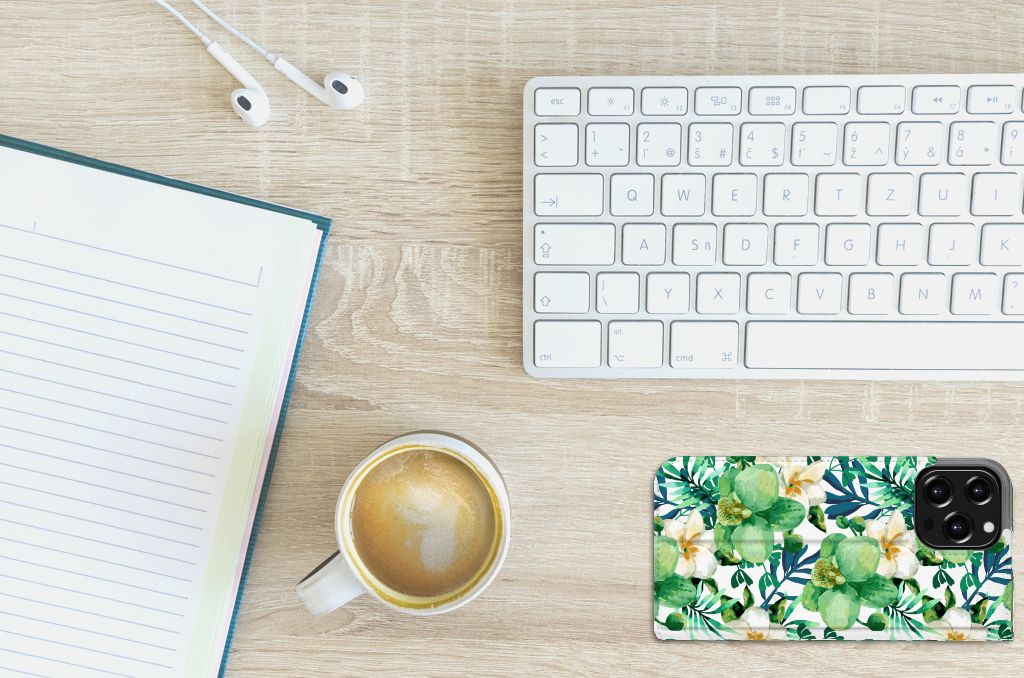 iPhone 13 Pro Max Smart Cover Orchidee Groen op een bureau met een notitieboek, computer en koffie, stijlvol en praktisch.