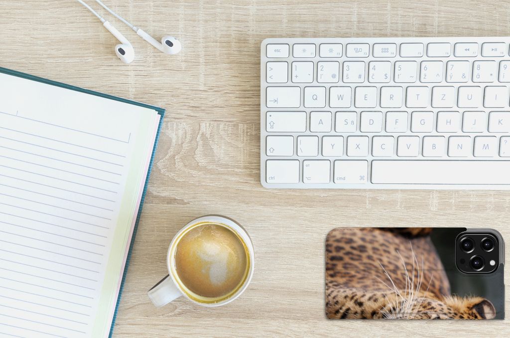 iPhone 13 Pro Max Hoesje maken Luipaard op bureau met koffie, notitieblok en toetsenbord