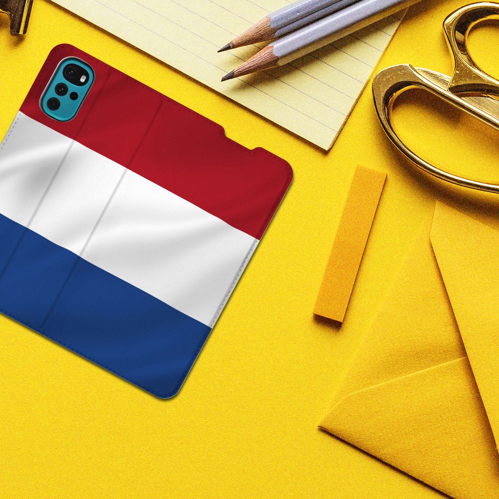 Motorola Moto G22 Standcase Nederlandse Vlag - B2C Telecom