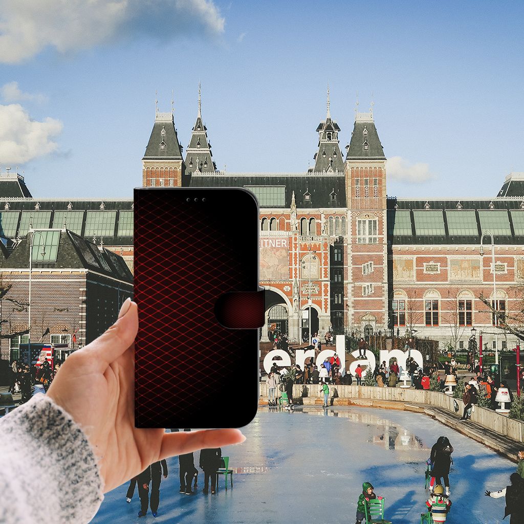 iPhone 13 Pro Max Telefoon Hoesje Geruit Rood tegen de achtergrond van het Rijksmuseum in Amsterdam.