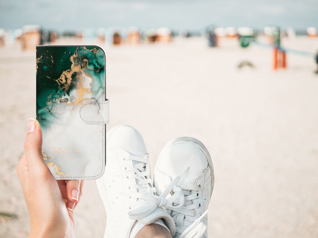 Bookcase voor Apple iPhone 11 Marmer Groen in hand, met sneakers op het strand.
