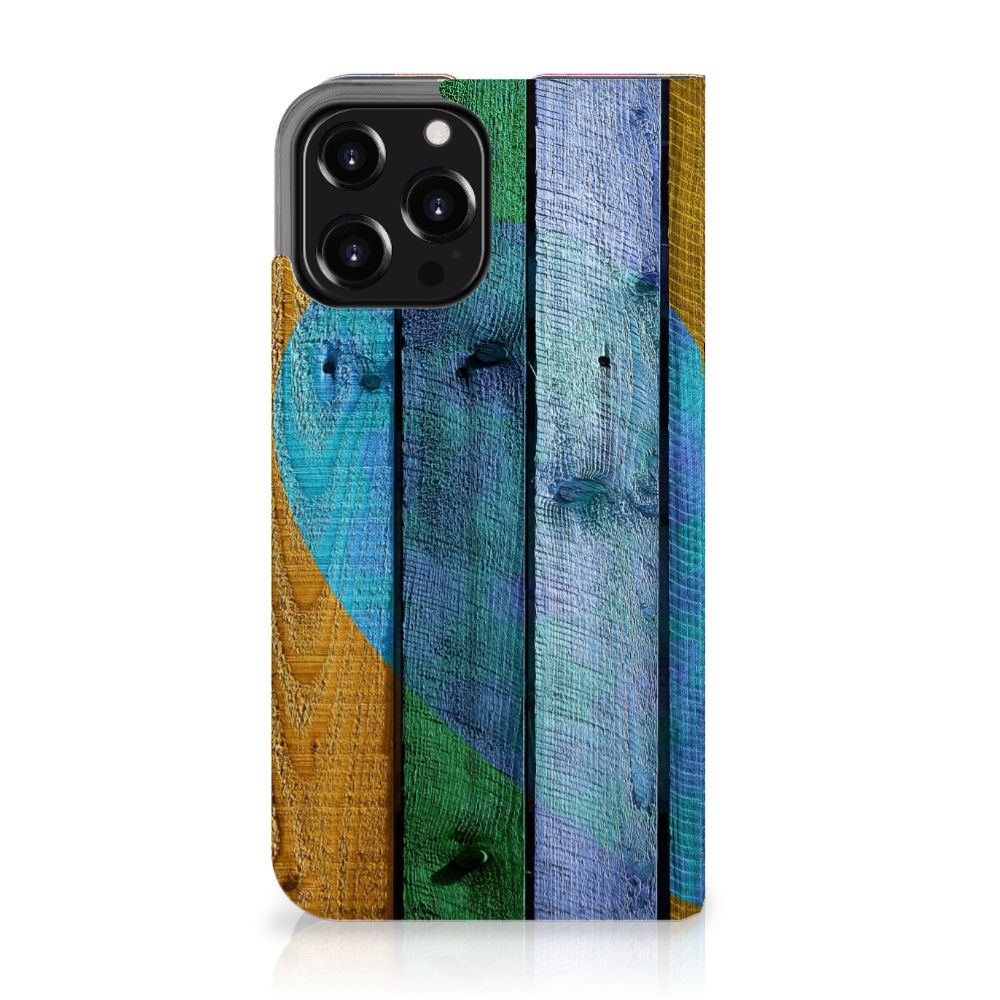 iPhone 13 Pro Max Book Wallet Case Wood Heart - Cadeau voor je Vriend met kleurrijk houten ontwerp 💖