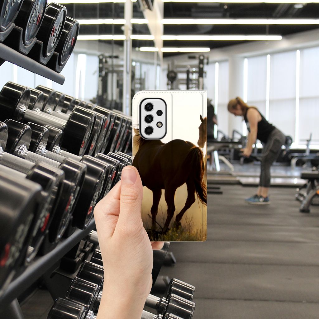 Samsung Galaxy A23 Hoesje maken Design Cowboy met paardenprint in sportschool setting.