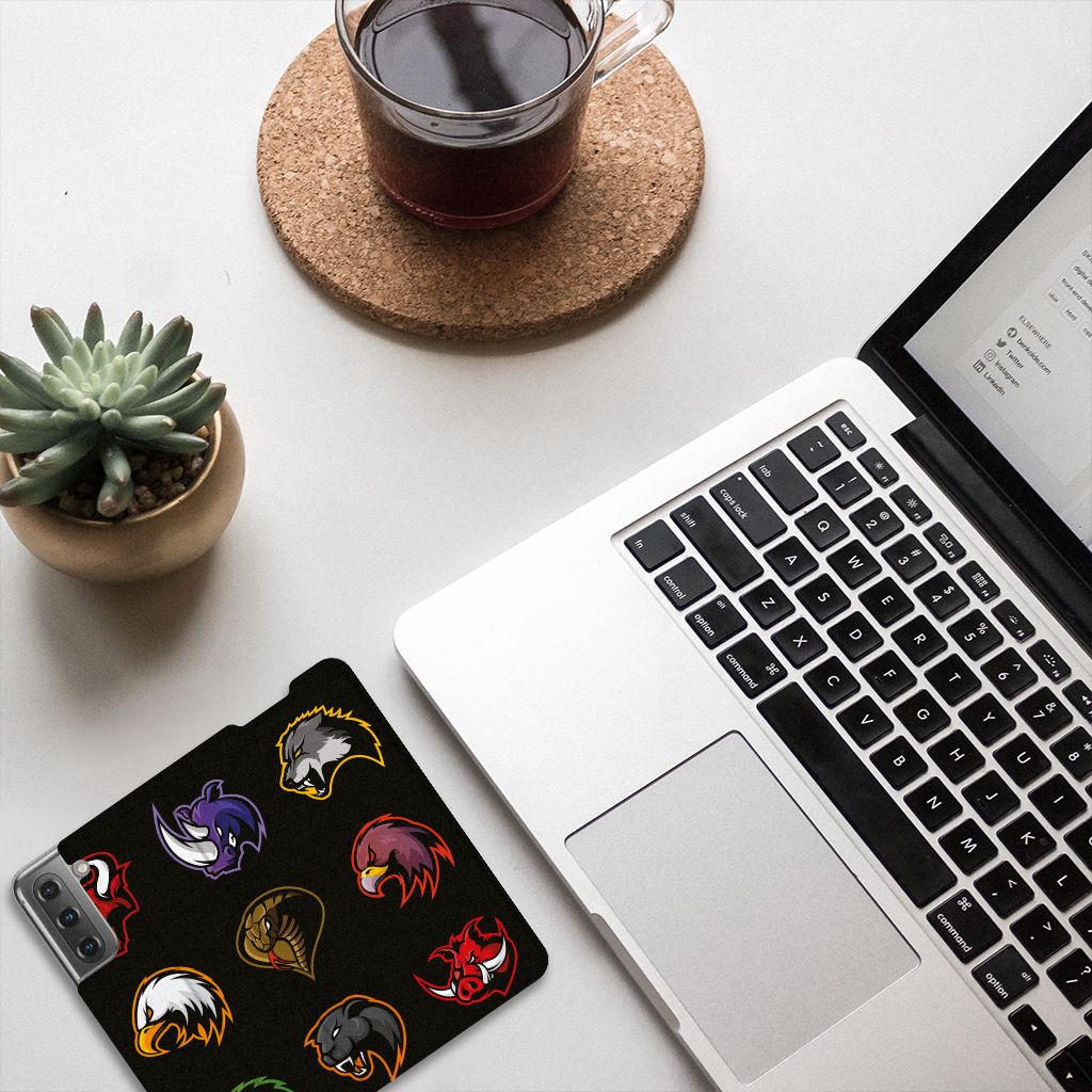 Samsung Galaxy S21 FE Magnet Case Cartoon met kleurrijke cartoons op een bureau met laptop en planten.