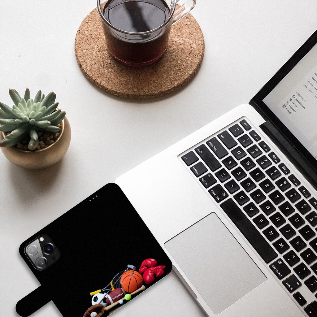 iPhone 14 Pro Wallet Case met Pasjes Sports op een bureautafel met laptop en plant.