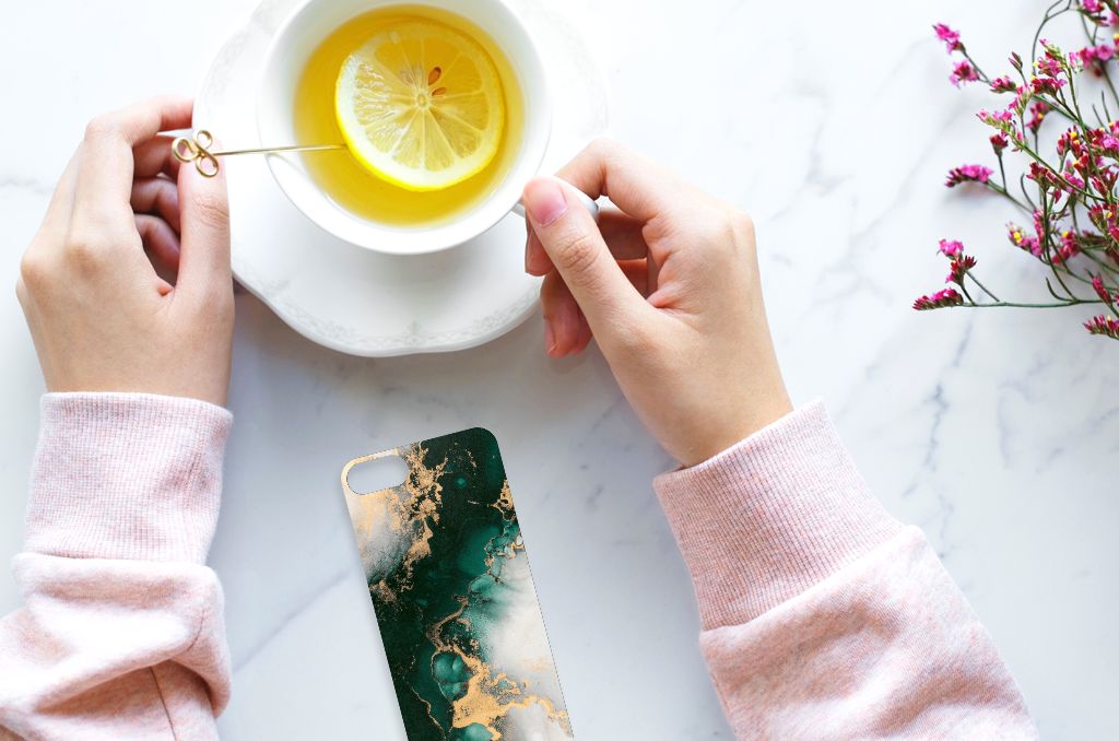 Marmeren Print Telefoonhoesje voor iPhone SE 2022 | SE 2020 | 7/8 Marmer Groen naast een kopje thee met citroen.