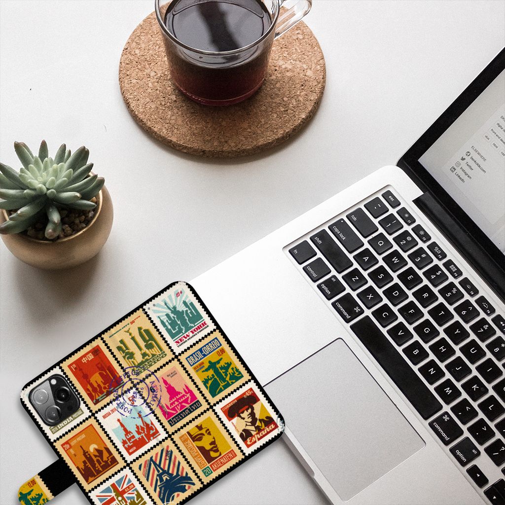 iPhone 13 Pro Max Flip Cover Postzegels met kleurrijke postzegels, naast laptop en planten🌵