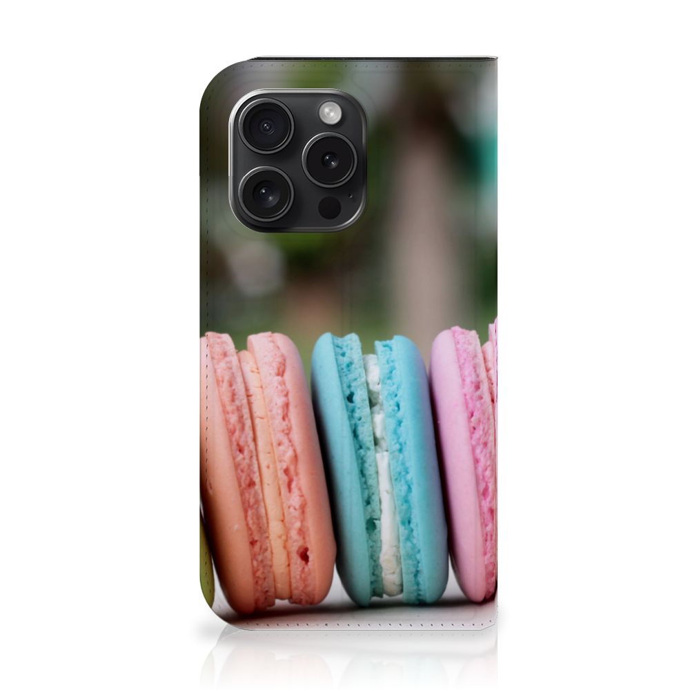 iPhone 15 Pro Flip Style Cover Macarons met kleurrijke macarons in roze, blauw en paars. 🍰