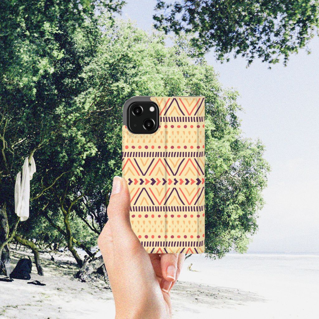 iPhone 13 Hoesje met Magneet Aztec Yellow