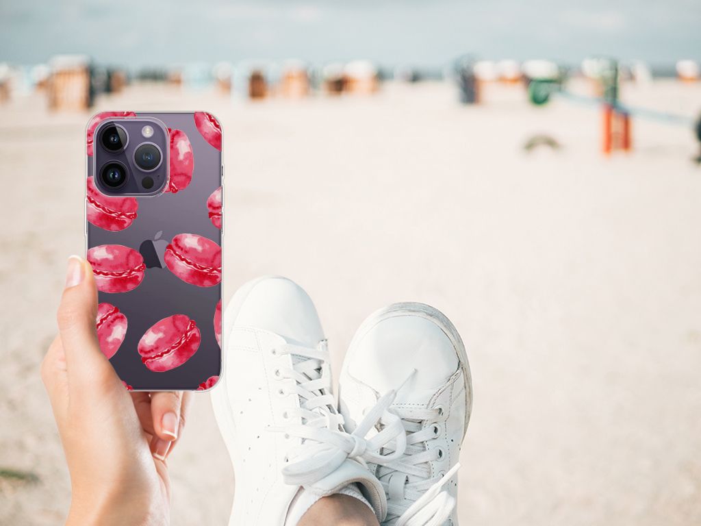 Apple iPhone 14 Pro Siliconen Case Pink Macarons met roze macarons op een strand