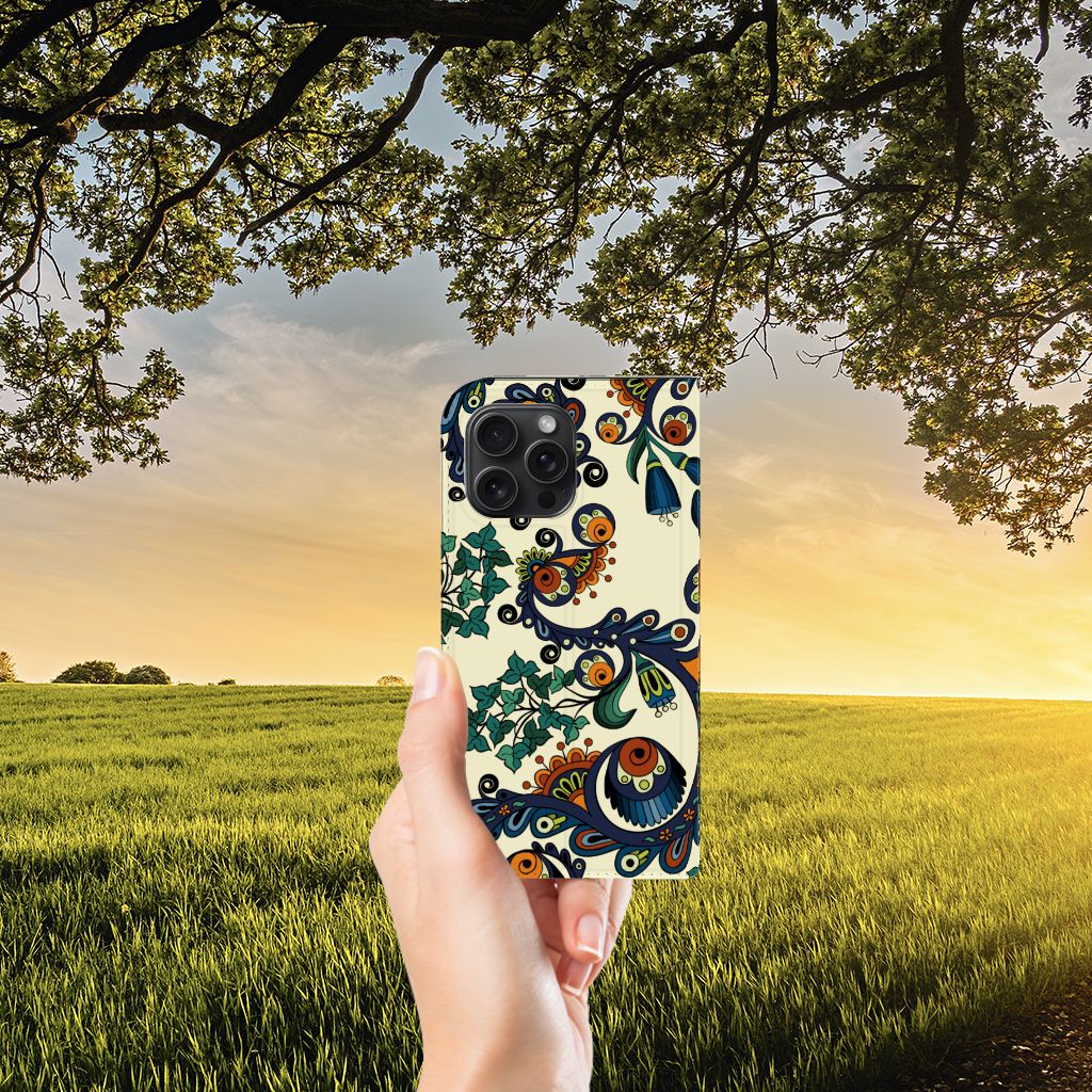 Telefoon Hoesje iPhone 15 Pro Max Barok Flower in hand met bloemen en ogen tegen een zonsondergang achtergrond