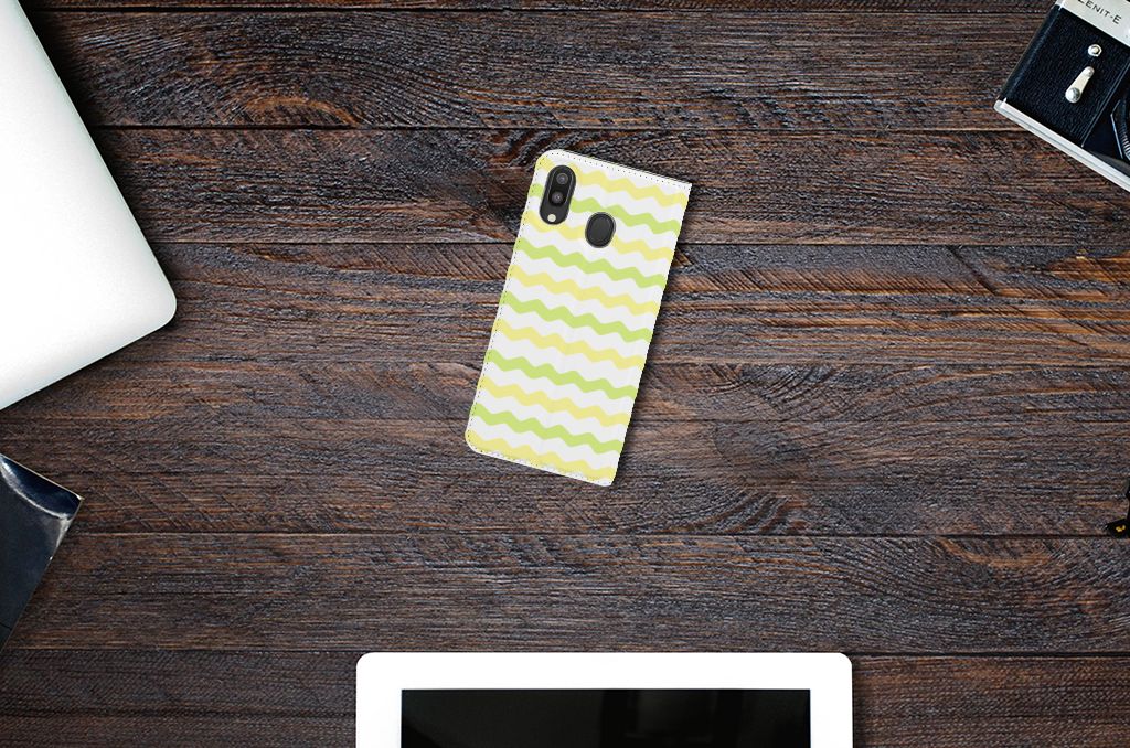 Samsung Galaxy M20 Hoesje met Magneet Waves Yellow
