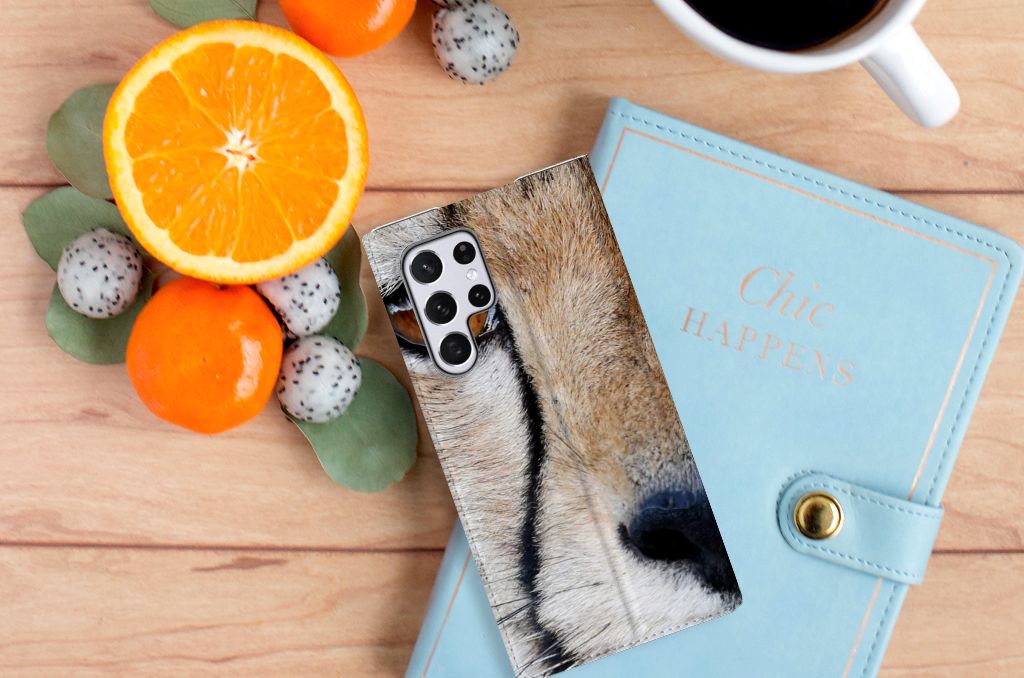 Samsung Galaxy S22 Ultra Hoesje maken Cheetah met close-up van jachtluipaard op een bureau met fruit.