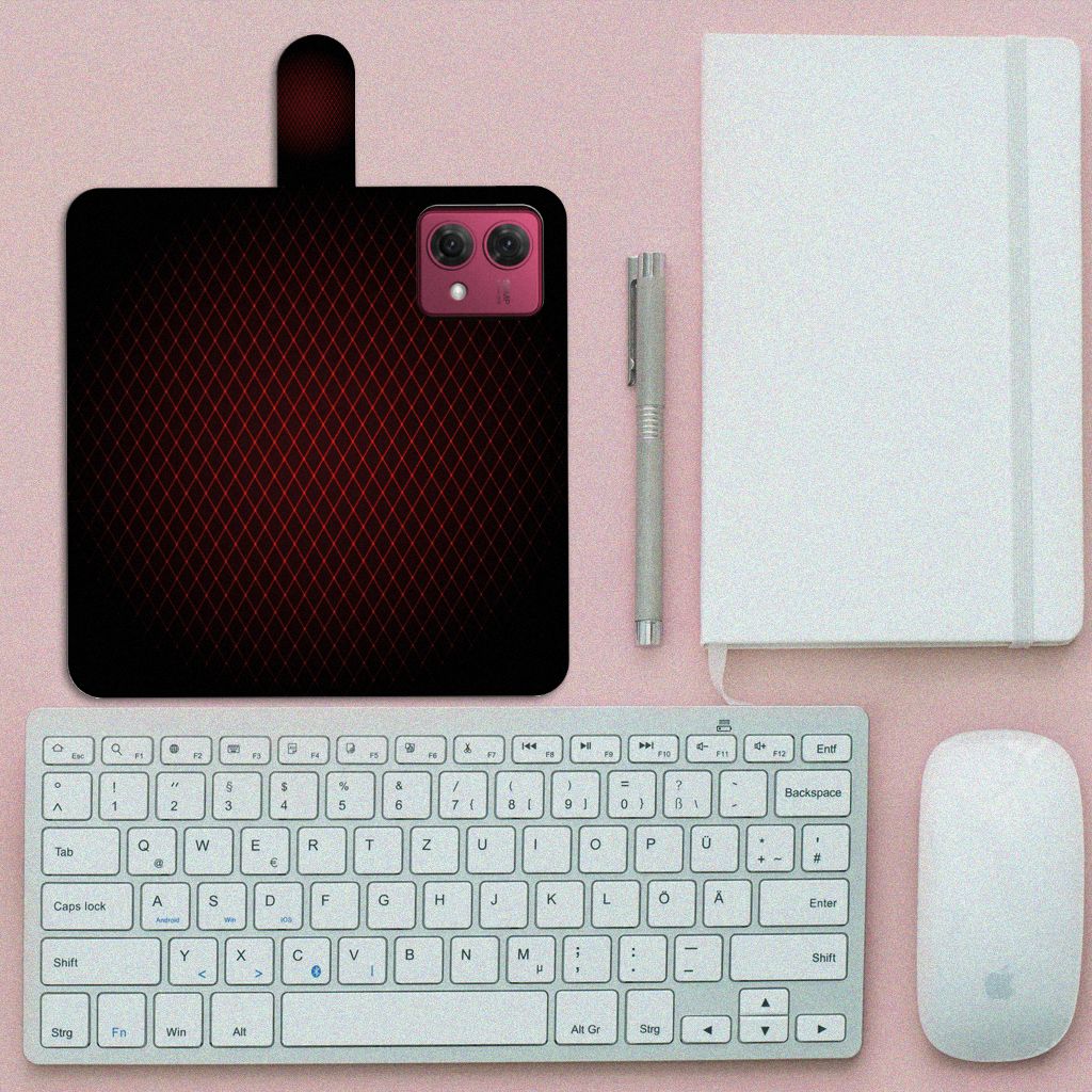 Motorola Moto G84 Telefoon Hoesje Geruit Rood op een bureau met toetsenbord en notitieboekje.