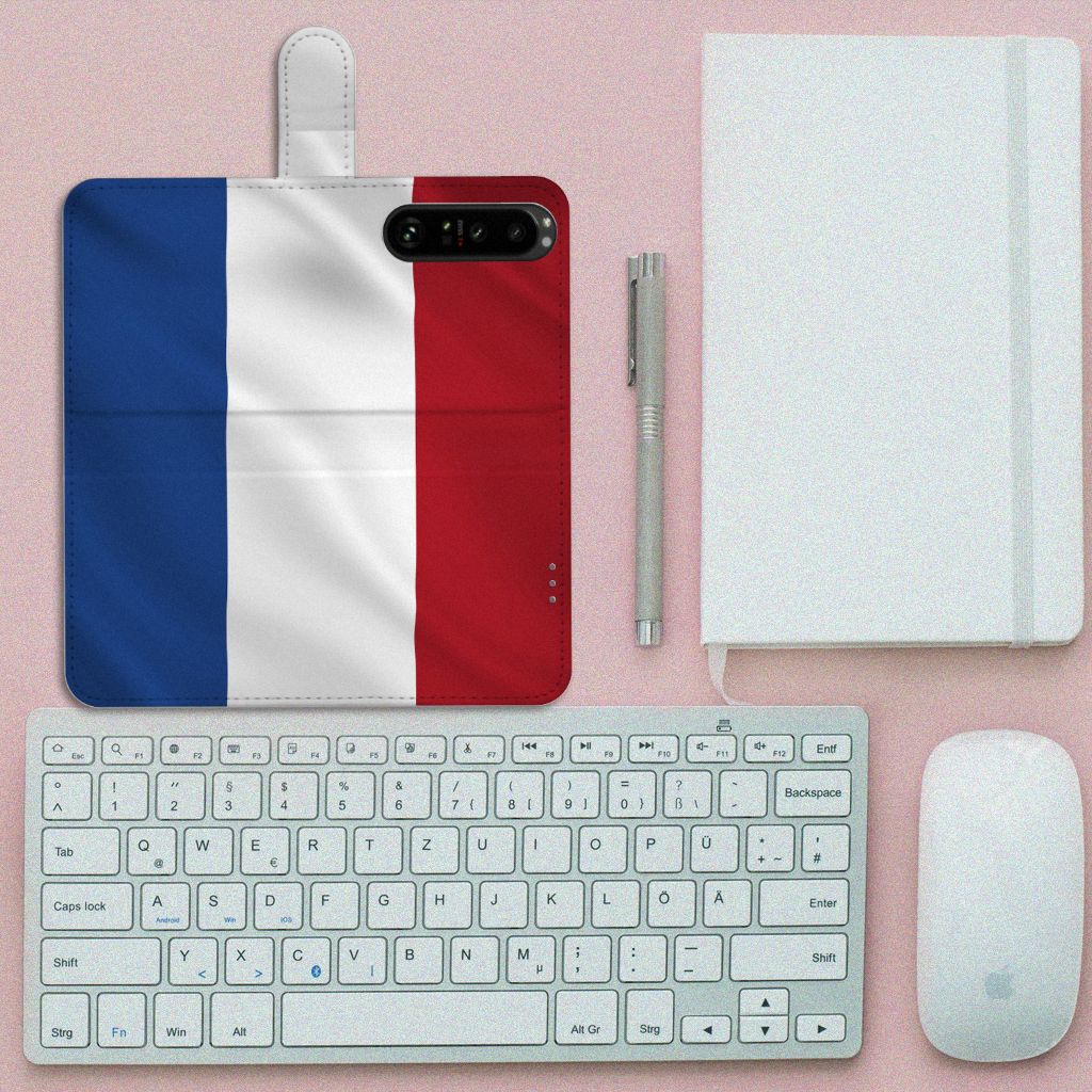 Sony Xperia 1 III Bookstyle Case Nederlandse Vlag met Franse vlagprint, op een bureau met toetsenbord en notitieboek.