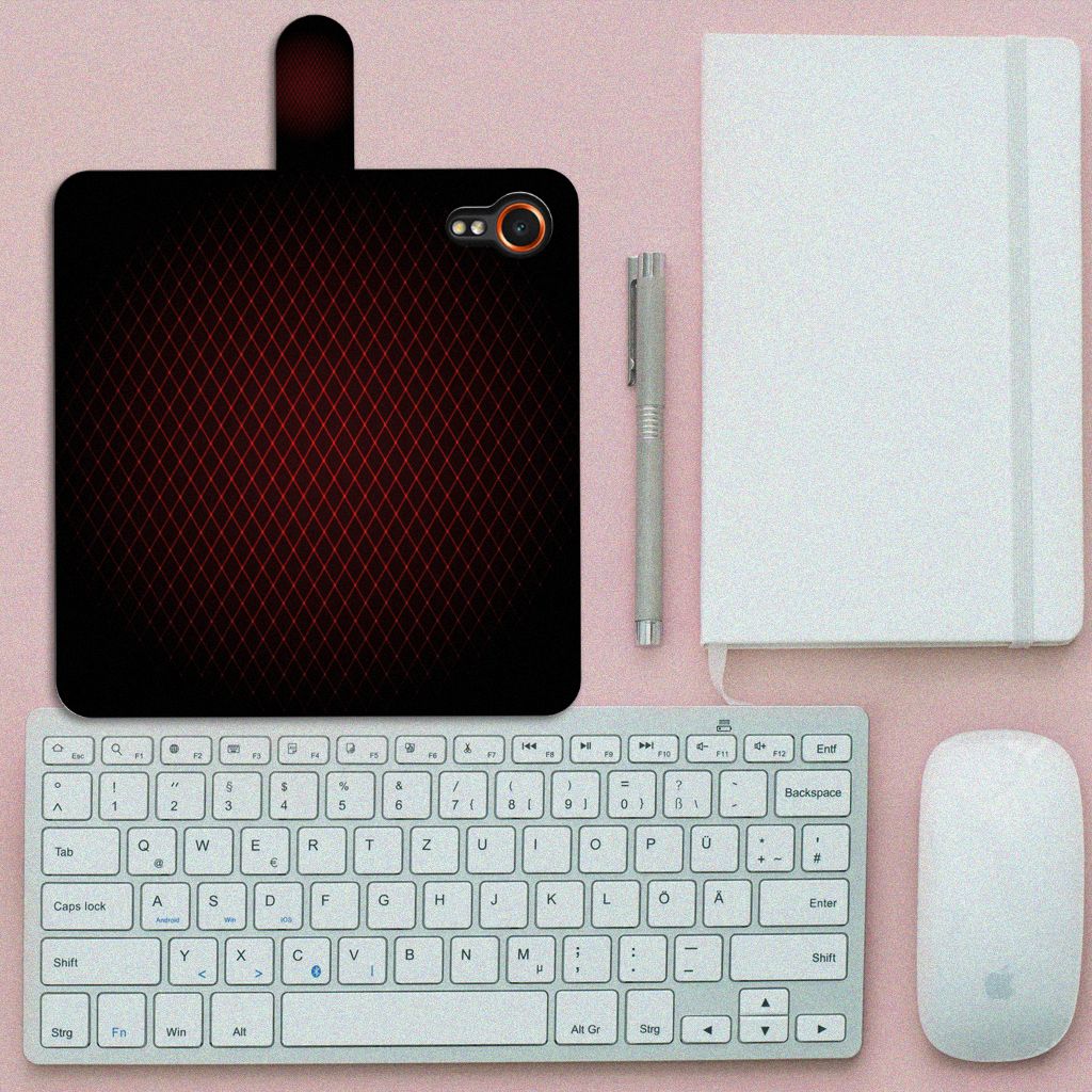 Samsung Galaxy Xcover 7 Telefoon Hoesje Geruit Rood op een bureau met toetsenbord en muis.