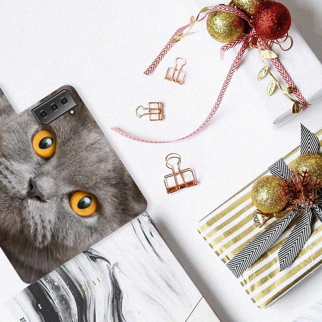 Telefoonhoesje met Pasjes Samsung Galaxy S21 Plus Britse Korthaar op een tafel met geschenken en decoraties.