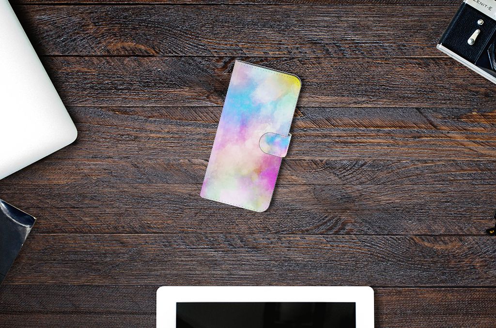 Hoesje Google Pixel 8 Pro Watercolor Light op een houten tafel met elektronica.