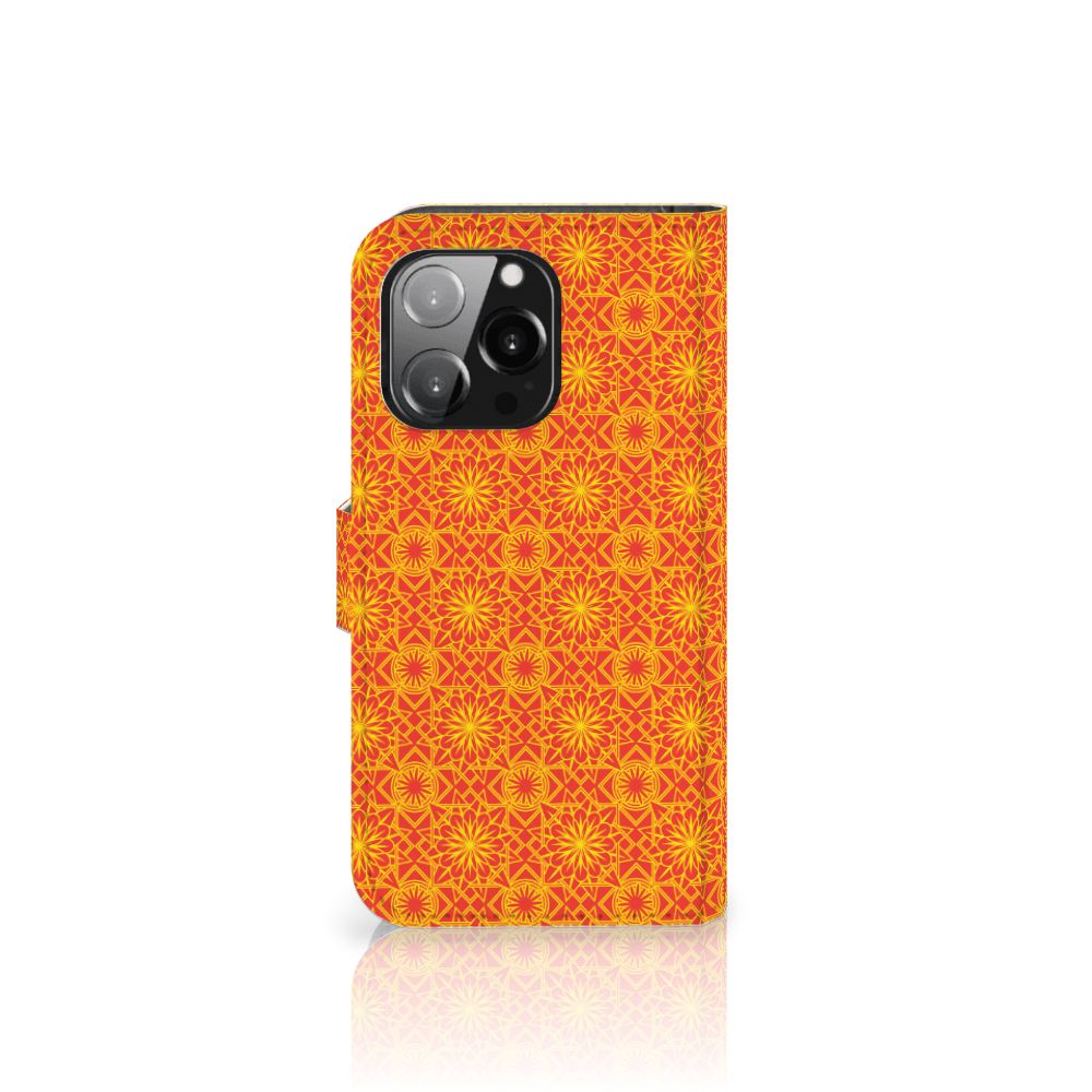 iPhone 13 Pro Telefoon Hoesje Batik Oranje met een kleurrijk patroon in heldere oranje tinten.