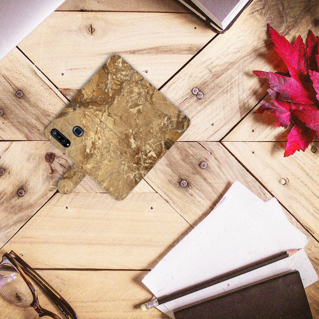 Samsung Galaxy A20s Bookcase Marmer Creme op een houten tafel met kantooraccessoires.