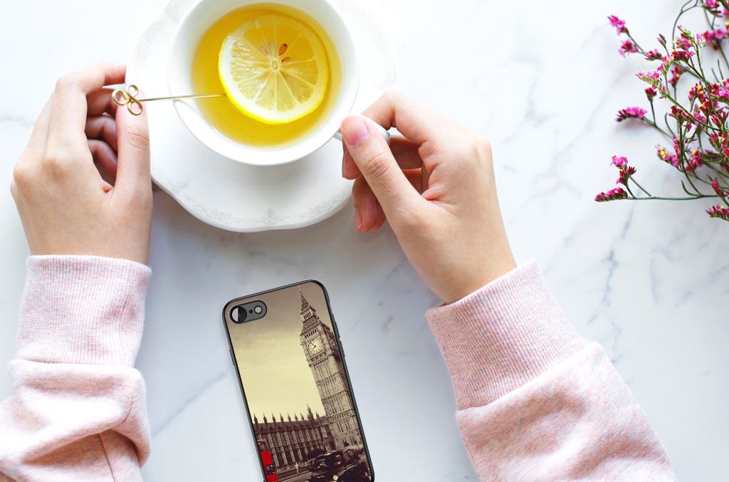 iPhone SE 2022 | SE 2020 | 7/8 TPU Backcover Londen met hand en citroen thee op een marmeren tafel.