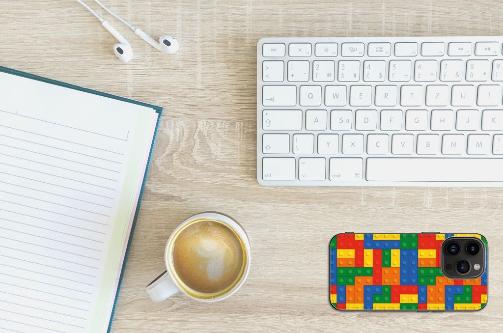 iPhone 15 Pro Back Case Blokken met kleurrijk patroon op bureau met toetsenbord en koffie