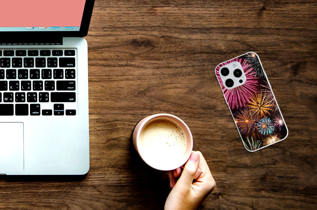 iPhone 15 Pro Silicone Back Cover Vuurwerk naast laptop en koffie ©
