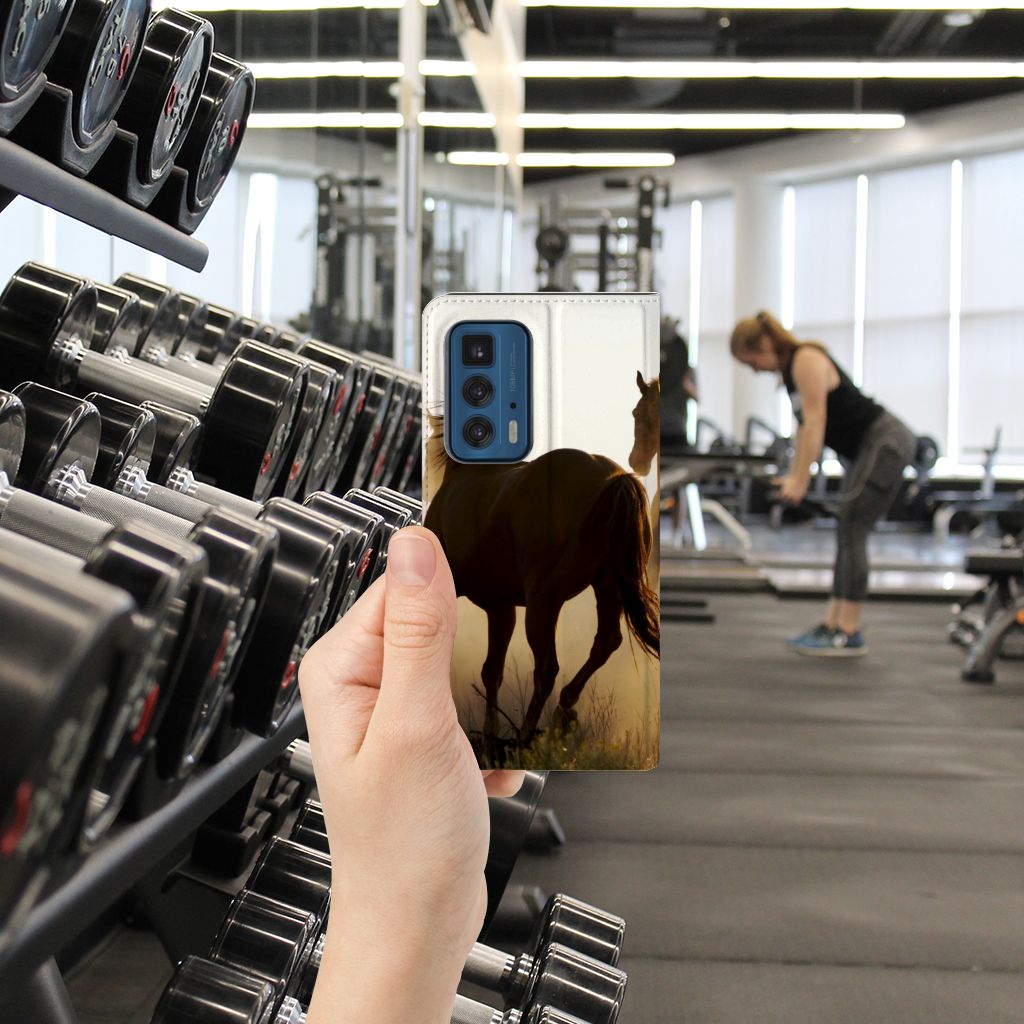 Motorola Edge 20 Pro Hoesje maken Design Cowboy met paardenprint in sportschoolsetting.