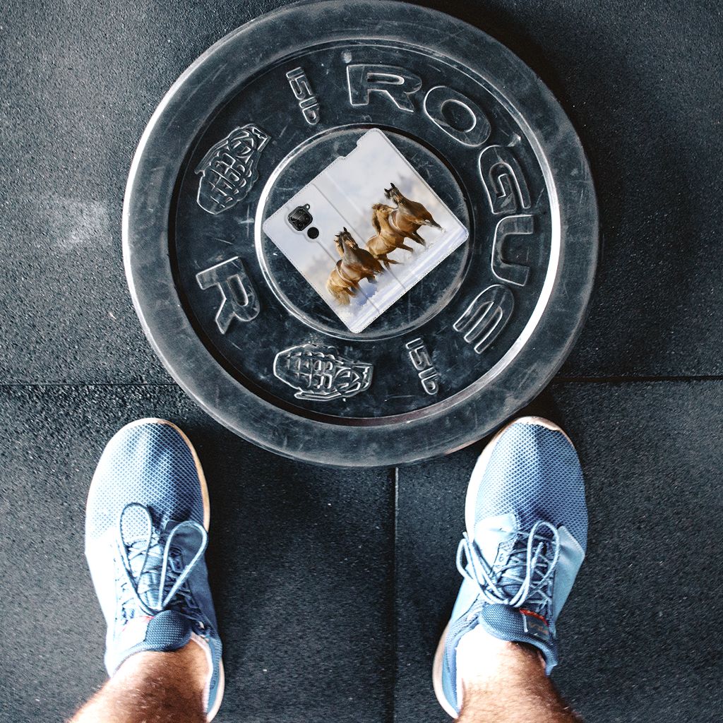 Xiaomi Redmi Note 9 Hoesje maken Paarden op een gewichtschijf in de sportschool.