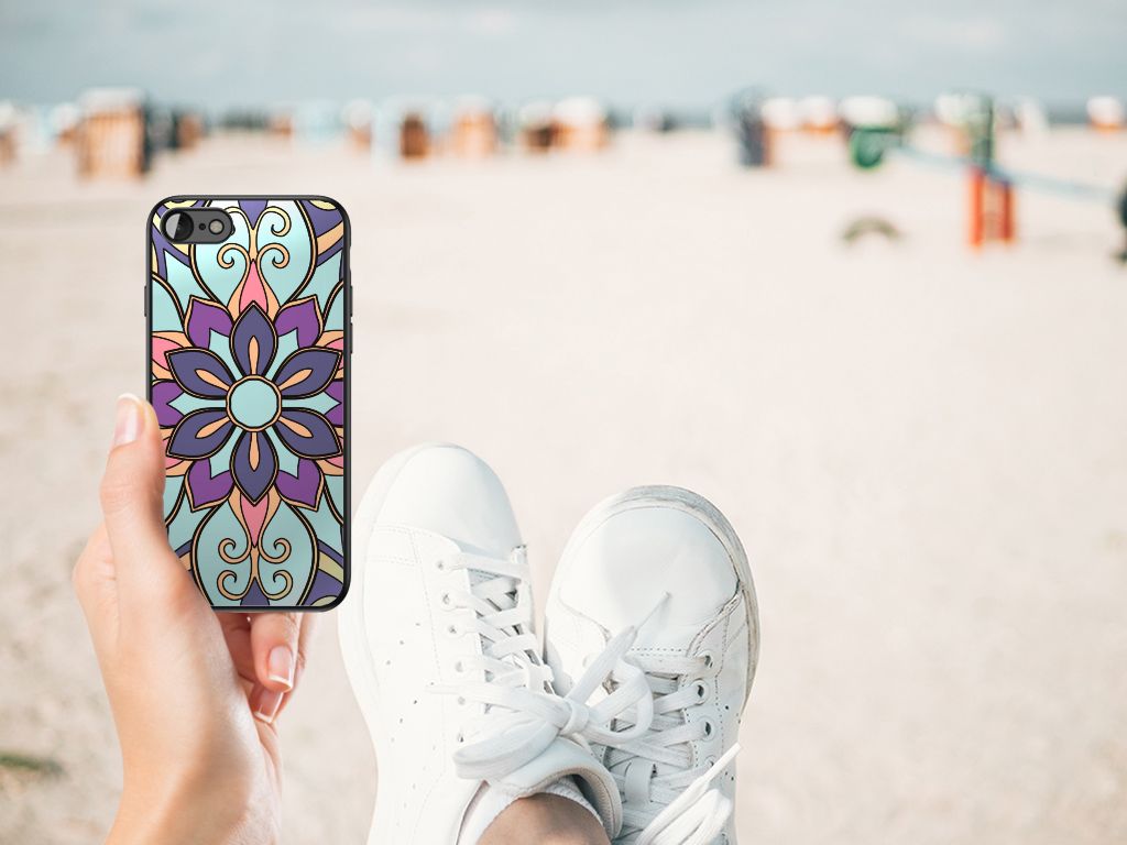 iPhone SE 2022 | SE 2020 | 7/8 Bloemen Hoesje Purple Flower in hand with beach background and sneakers.