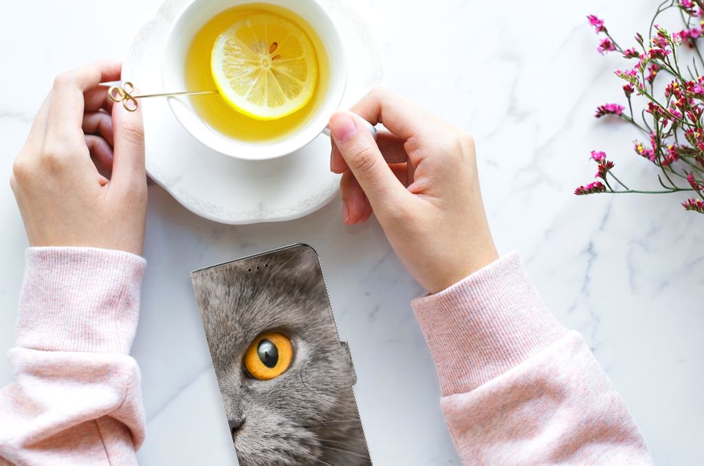 Telefoonhoesje met Pasjes Google Pixel 7 Britse Korthaar met kattenprint op een tafel naast een kop thee