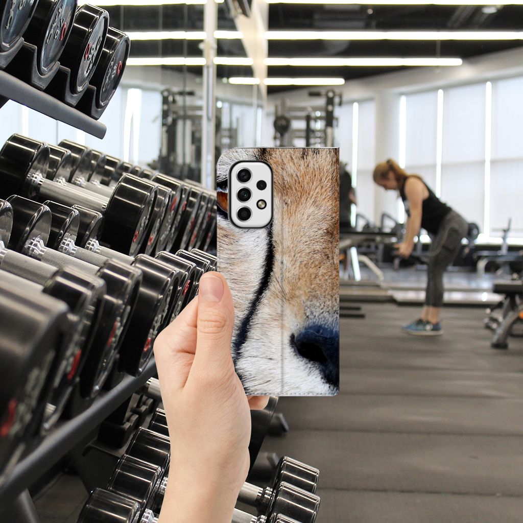 Samsung Galaxy A23 Hoesje maken Cheetah met close-up van cheetah in sportschool setting