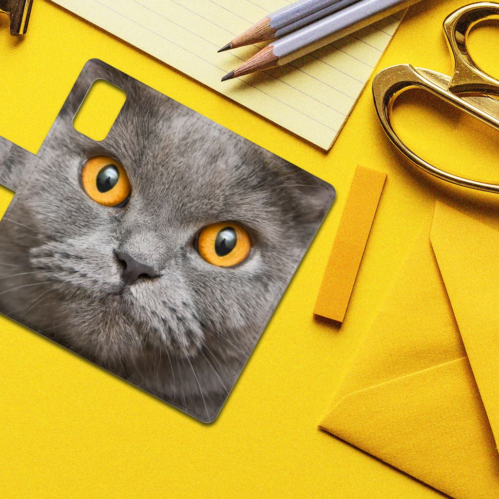 Telefoonhoesje met Pasjes Samsung Galaxy A02s | M02s Britse Korthaar op een gele achtergrond.