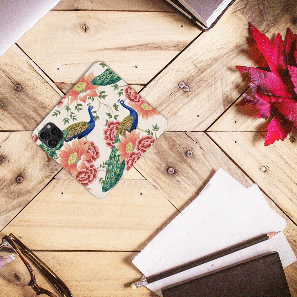 Hoesje maken voor iPhone 15 Pro Max Pink Peacock met bloemen en pauwenprint, perfect voor jouw telefoon! 🦚