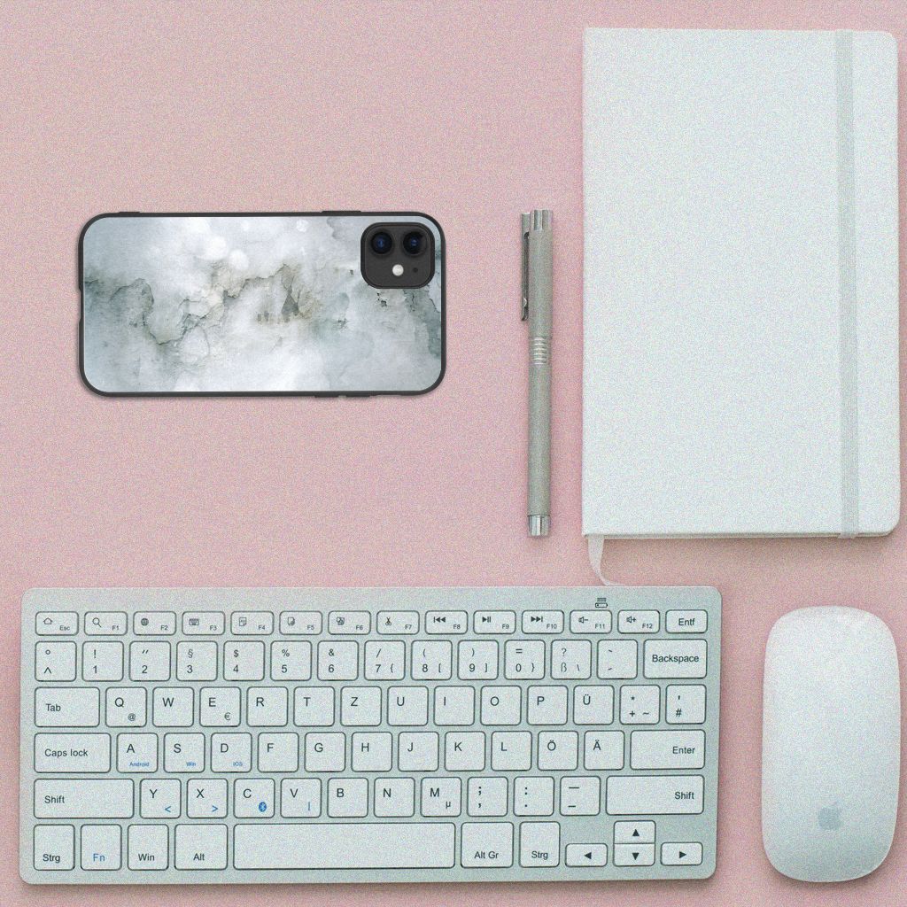 Kleurrijke Telefoonhoesje iPhone 11 Painting Grey op een bureau met toetsenbord, muis en notitieboek.