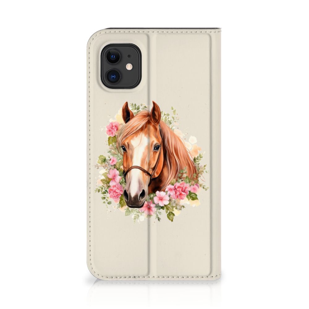 Hoesje maken voor Apple iPhone 11 Paard met een schattige paardenafbeelding omringd door bloemen.