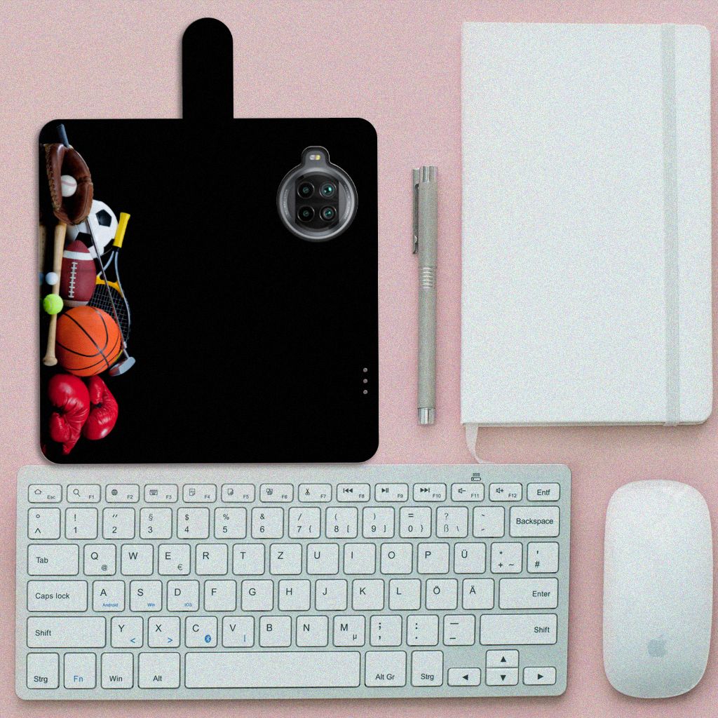 Xiaomi Mi 10T Lite Wallet Case met Pasjes Sports met sportuitrusting op een bureau